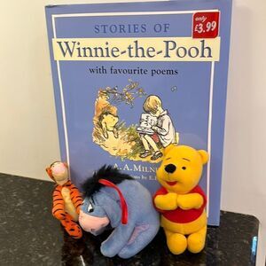 Stories Of Winnie The Pooh With Favourite Poems - A A Milne with characters